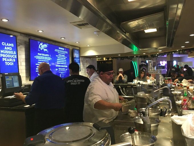 料理は目の前で作ってくれます