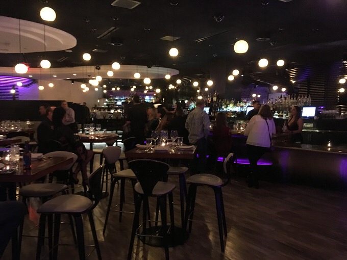 入り口入ってすぐにあるバーカウンター