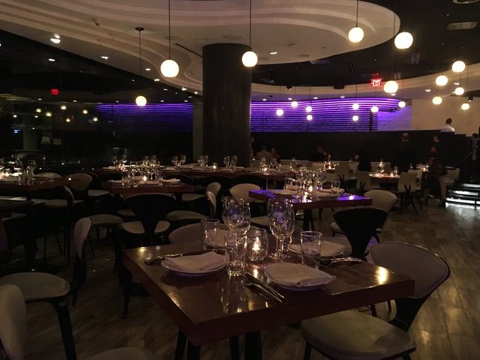 バーカウンター横のテーブル席