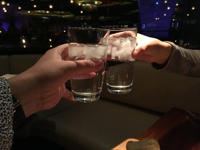 前日飲みすぎたのでお水で乾杯!