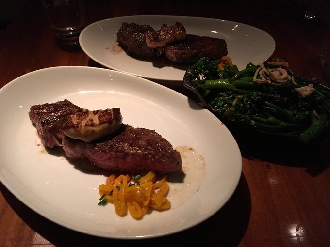 メインの熟成デルモニコのフォアグラ乗せとブロッコリーニ