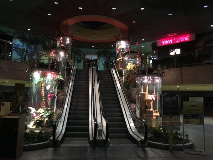 建物の中に入るとすぐにあるエスカレータ