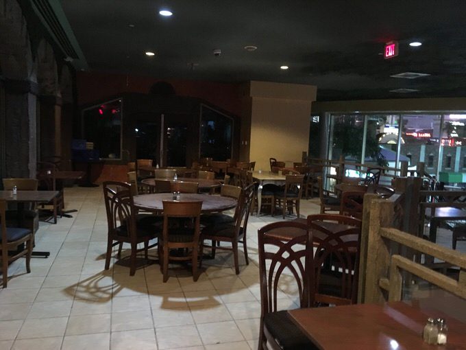 お店の外の席は若干暗め