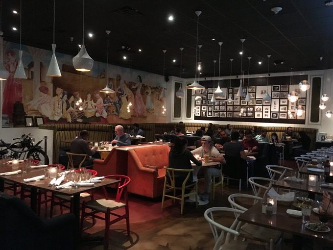 店内はモダンでおしゃれな雰囲気