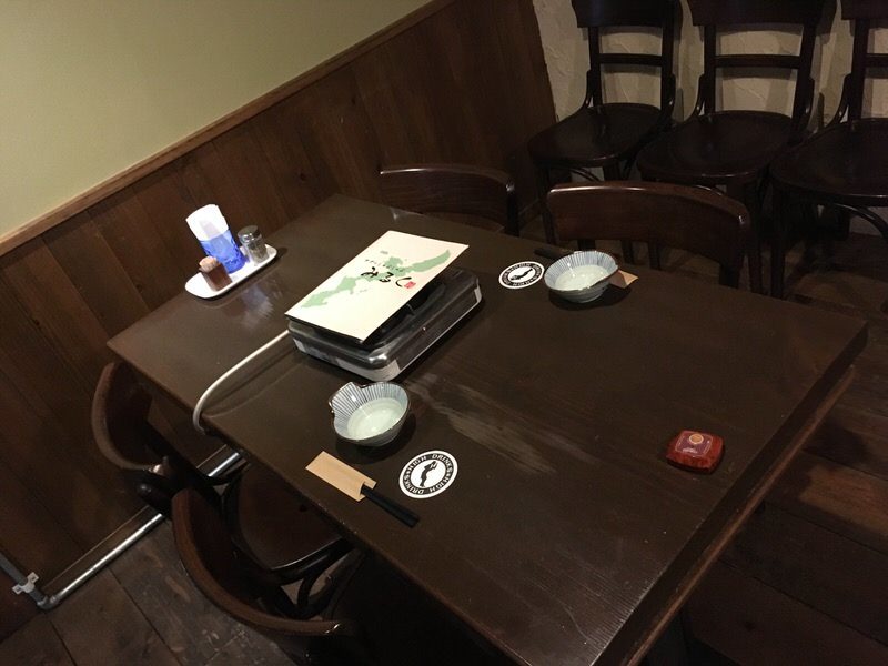 座ったテーブル席