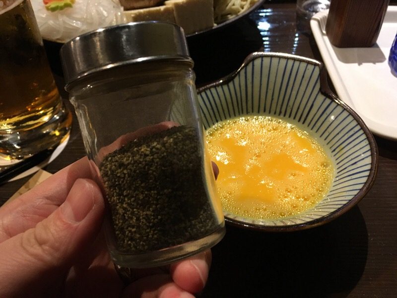 といたたまごに胡椒を入れます