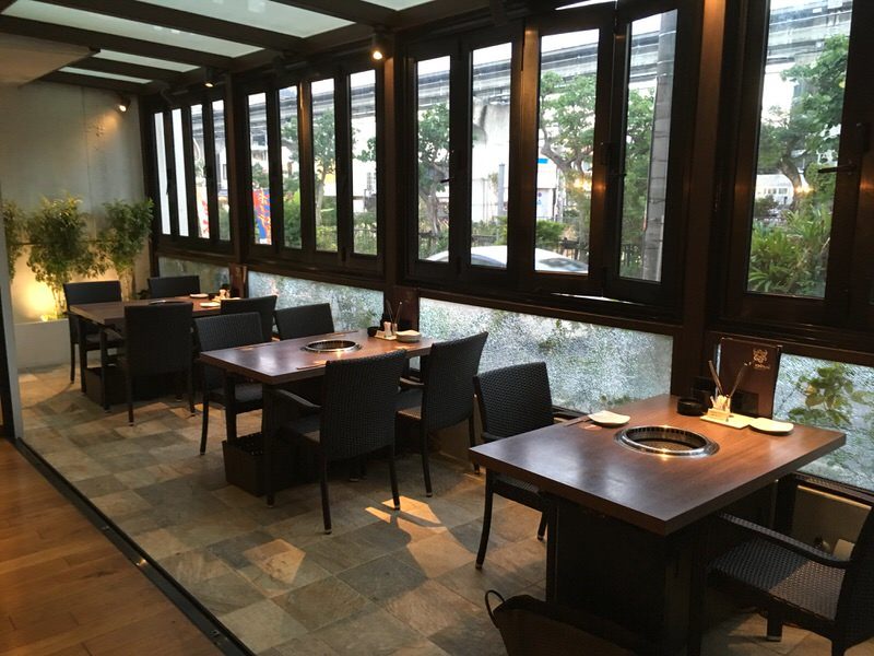 ロインズ 沖縄 窓際のテーブル席