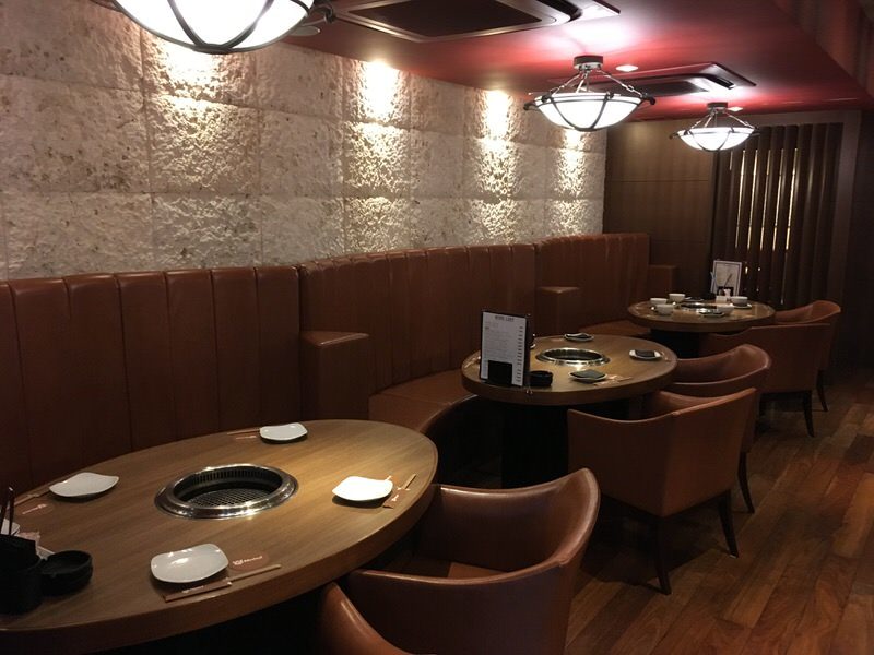 ロインズ 沖縄 奥のテーブル席