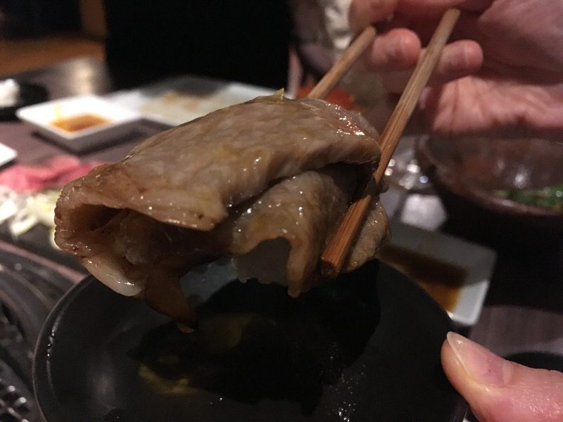 焼いてご飯を巻いた状態のサーロインの焼きすき
