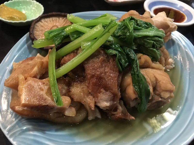チマグ(豚足)とテビチ(スネ肉)