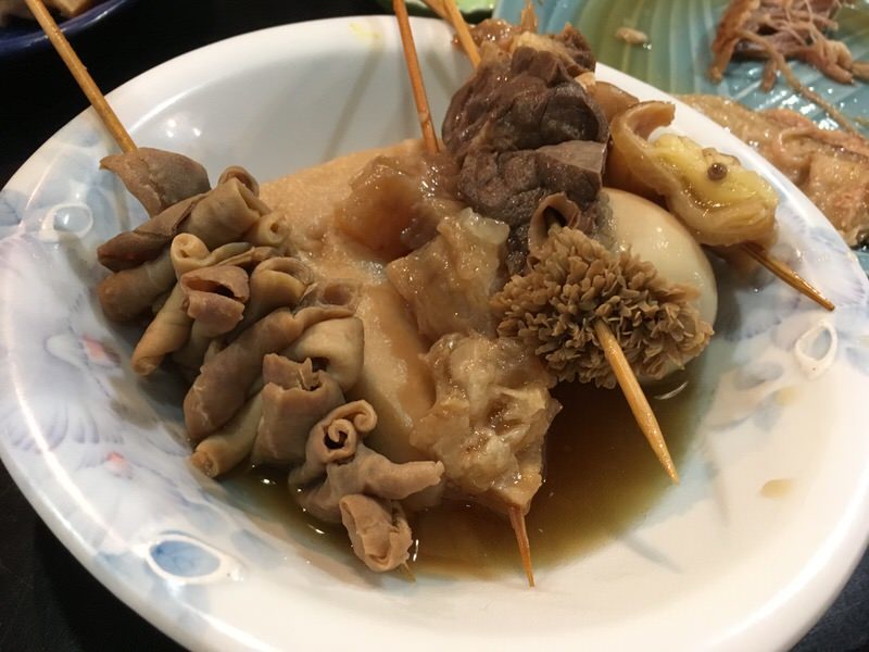 牛モツ串、牛すじ、牛アキレス、豚モツ串、はんぺん、たまご