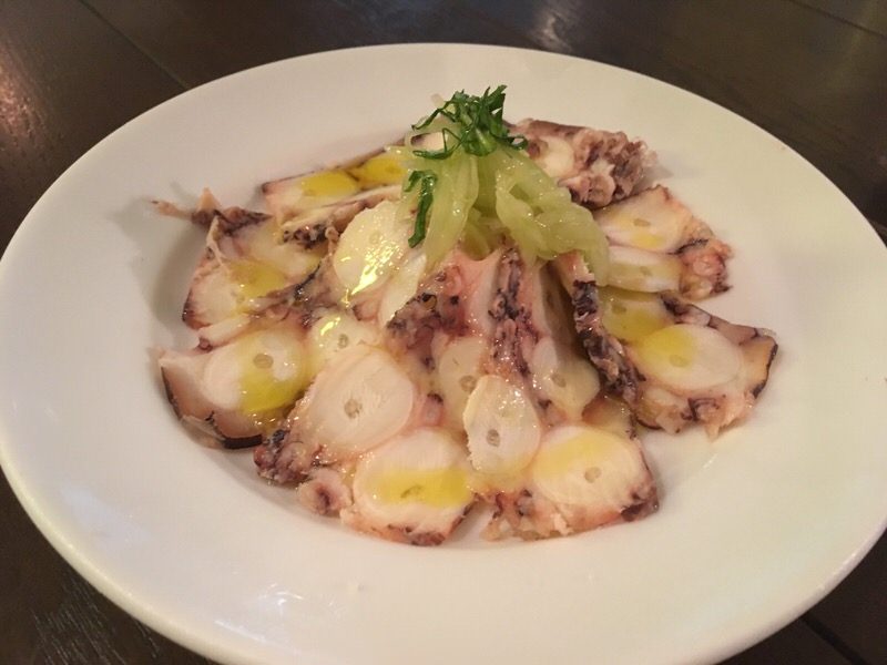 島タコのソプレッサータ (自家製魚介のサラミ仕立て) 1000円