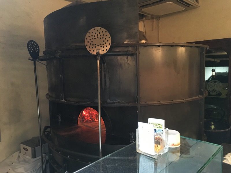 入り口入ってすぐに置かれた大きな薪窯