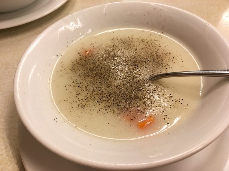 胡椒をかけたスープ