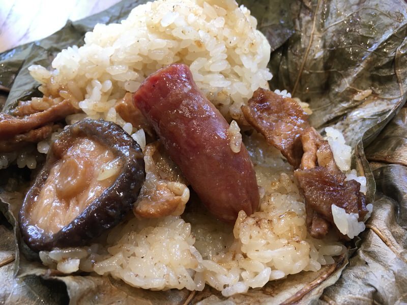 豚肉、鶏肉、ソーセージ、しいたけと具だくさん