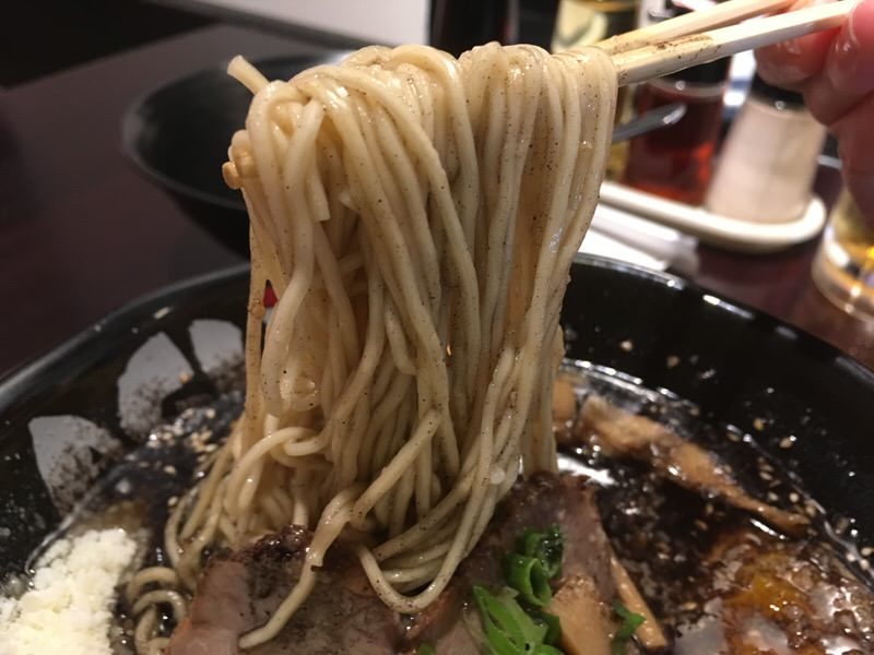 ホット・メスの麺は細麺