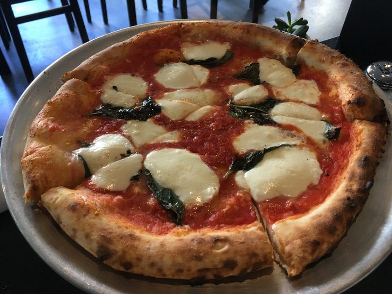 ピッツァ マルゲリータ Margherita Pizza 9ドル (通常16ドル)