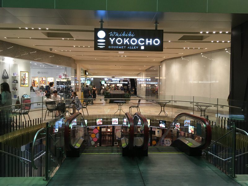 カラカウア通り側のワイキキ横丁入り口