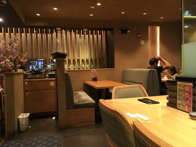 金子半之助 ハワイ店 店内の様子 奥のテーブル席