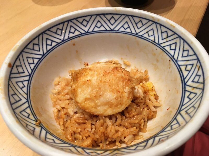 最後に残した少量のご飯と玉子の天ぷら