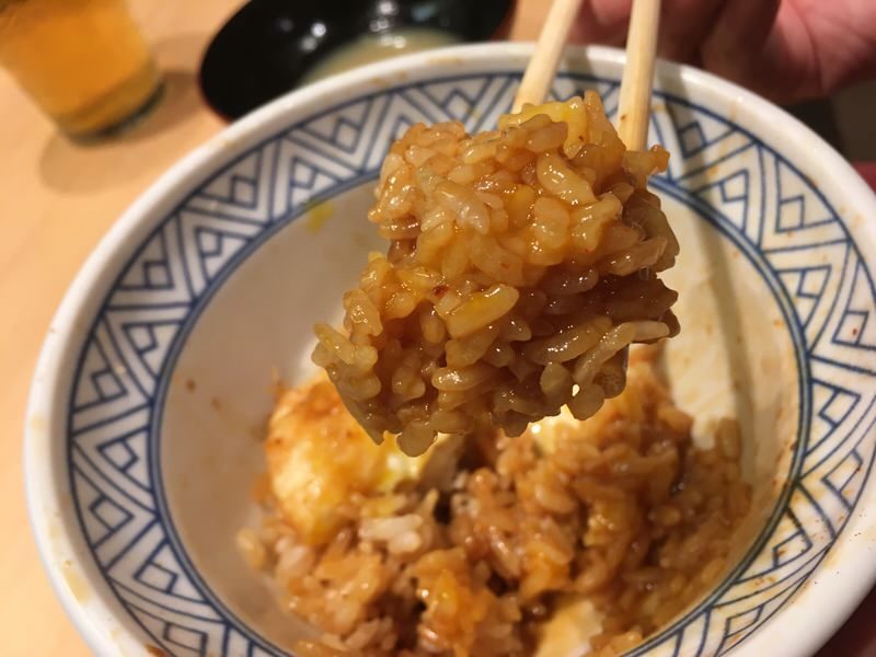 玉子とタレが絡んでツヤツヤのお米