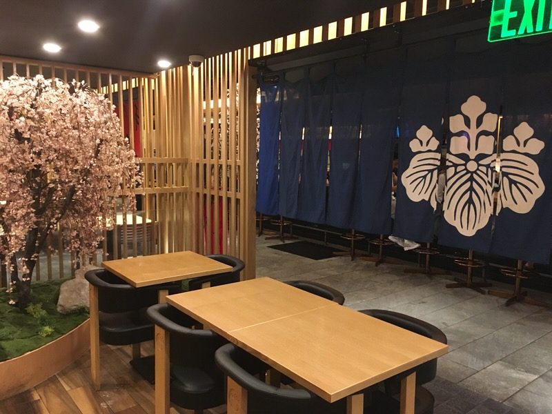 金子半之助 ハワイ店 店内の様子 入り口付近のテーブル席