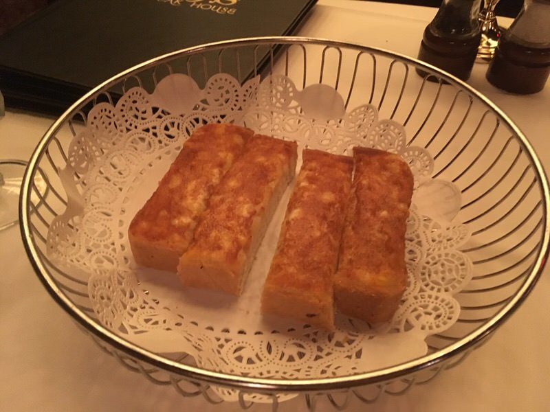 お通しの名物、チーズブレッド