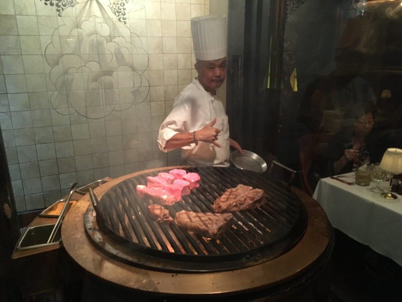 アロハしてくれたステーキを焼く職人さん