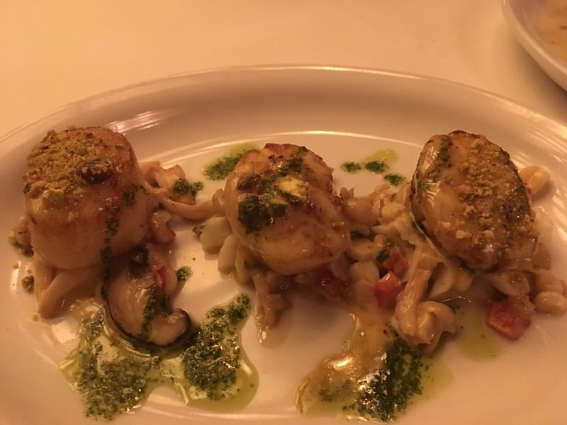 帆立貝のパンシアード ハーブとピスタチオのクラストを散りばめて 20ドル