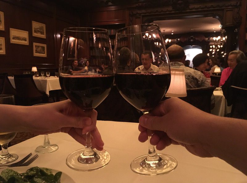 ステーキに備えて赤ワインを注文