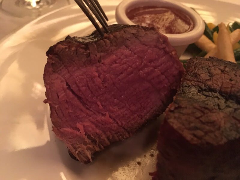 ミディアムに焼き上げられたフィレミニヨン