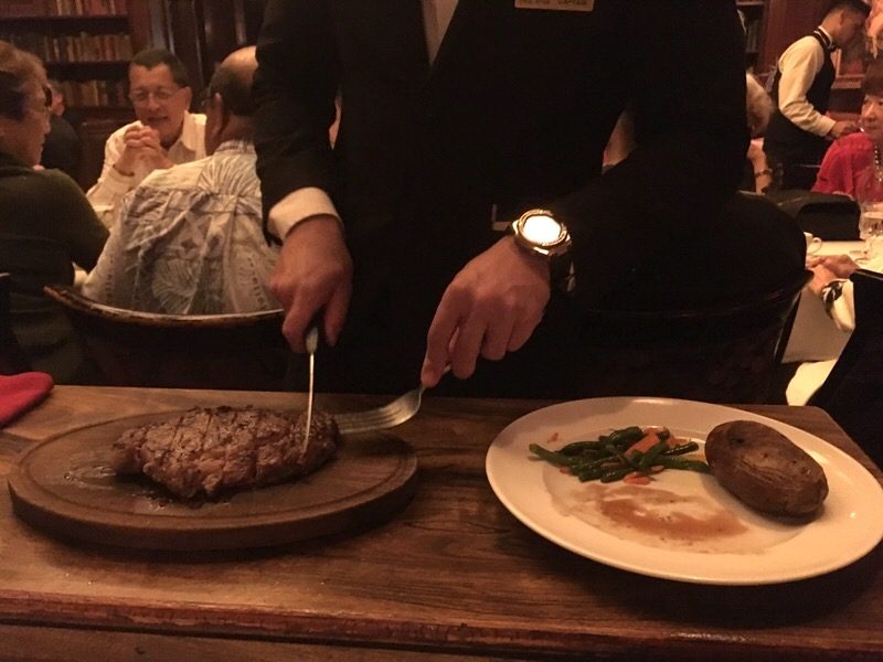 デルモニコもカットしてくれるサーバー