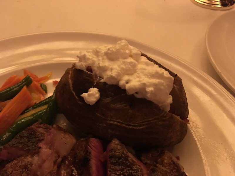 バター、ベーコン、サワークリームをトッピングしたベークドポテト