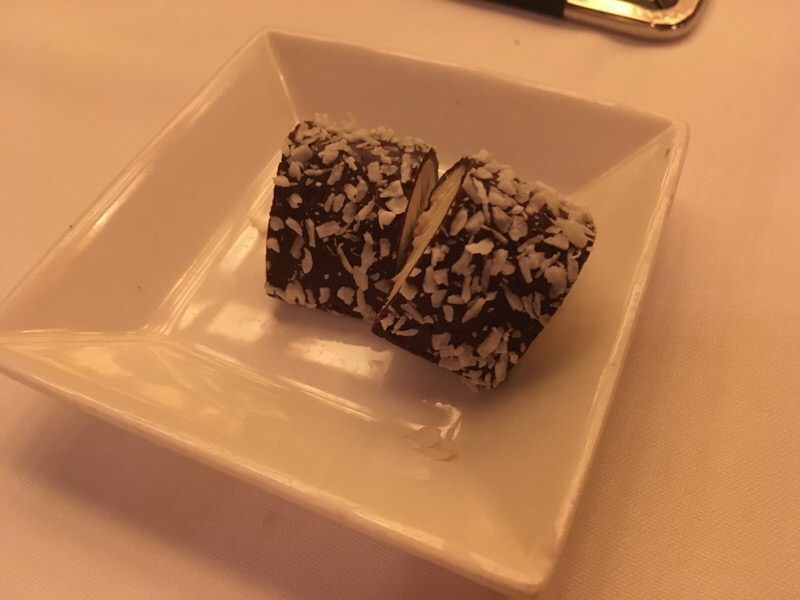 チェックをお願いすると持ってきた食後のデザート