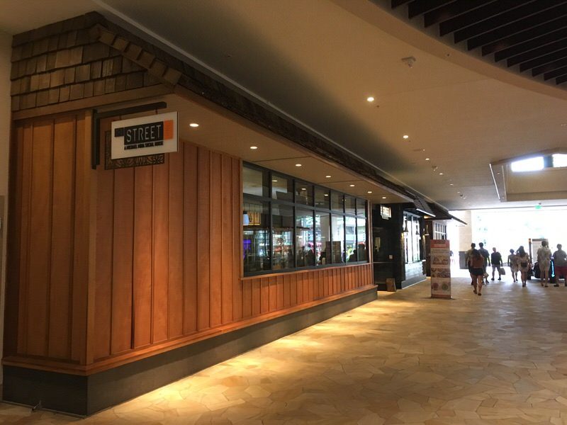 インターナショナルマーケットプレイス1階にあるザ・ストリート