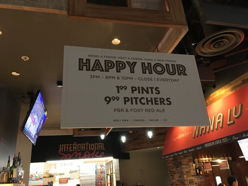 ザ・ストリートのハッピーアワーの看板