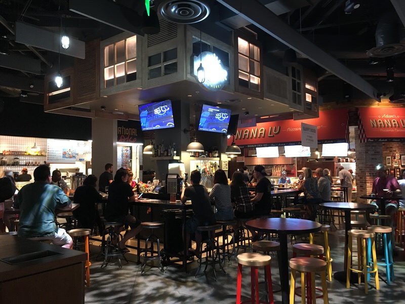 ザ・ストリート内のバーカウンター