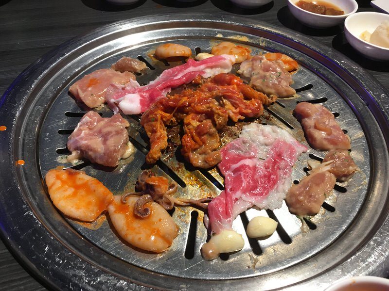 美味しそうに焼ける肉とシーフード