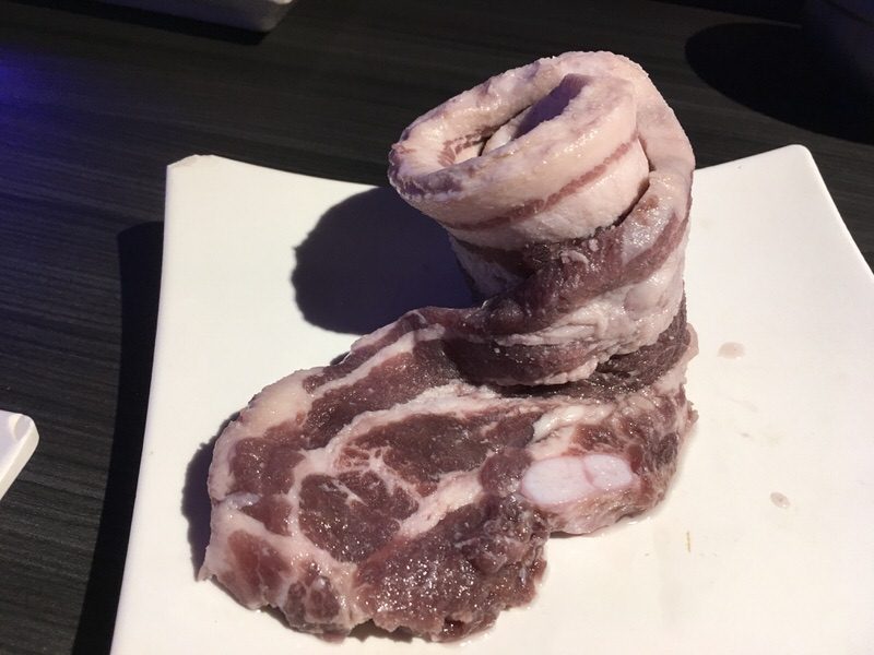 15. 赤ワイン漬けサムギョプサル RED WINE SAMGYUBSAL