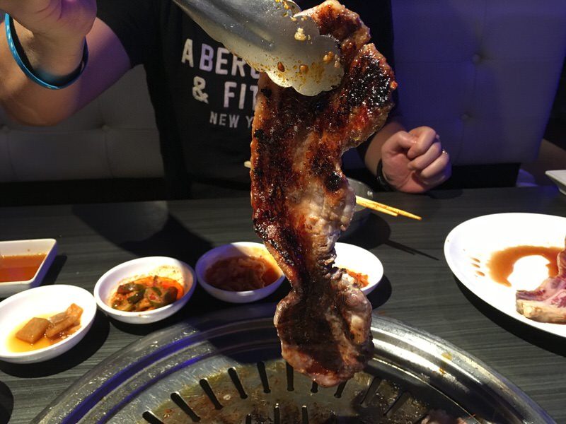 美味しそうに焼けた赤ワイン漬けのサムギョプサル