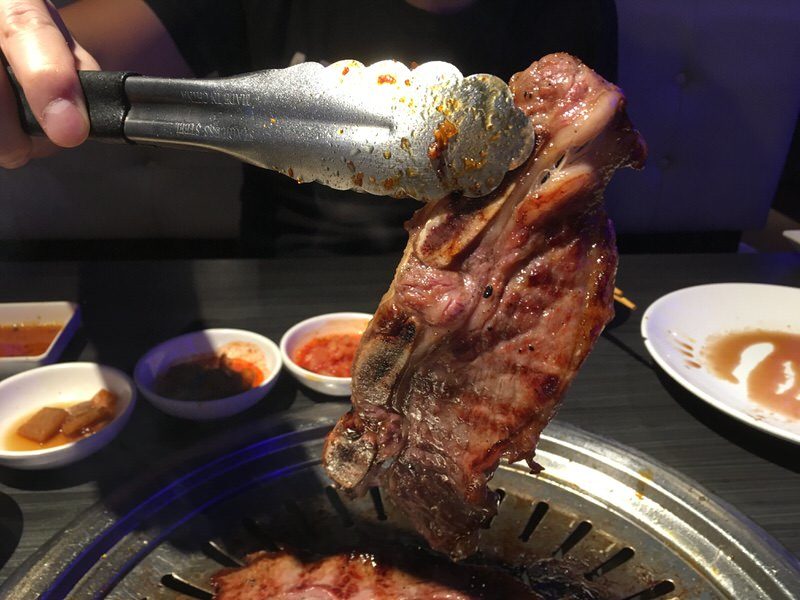 美味しそうに焼けた骨付きカルビ