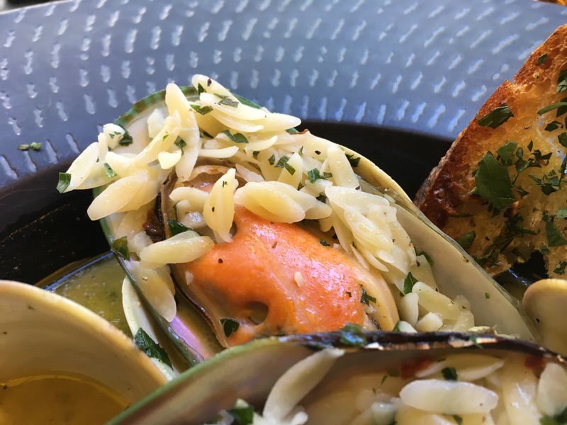 米粒のようなパスタが入っている浅利の白ワイン蒸し