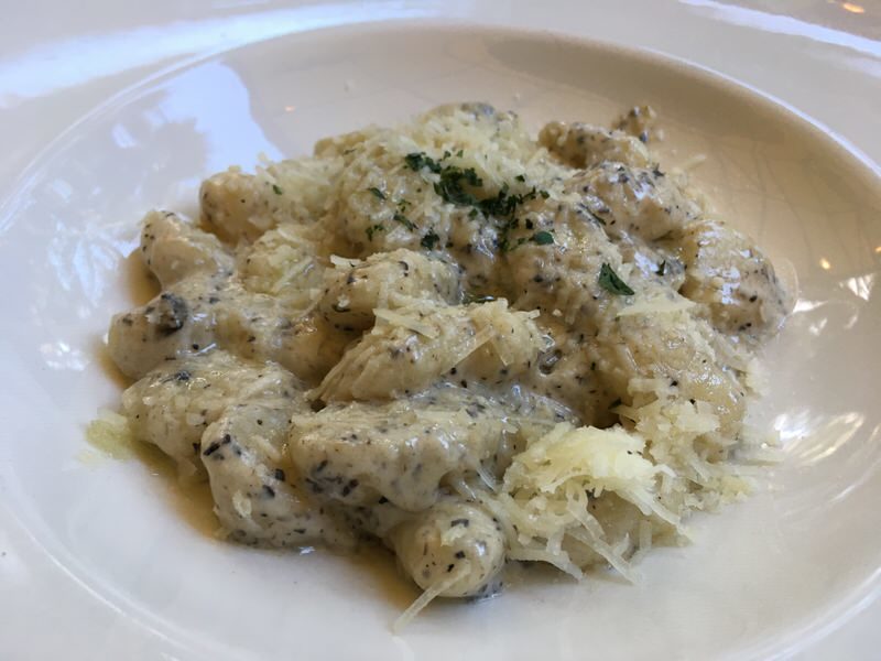 ジャガイモのニョッキ with トリュフクリーム GNOCCHETTI 10ドル