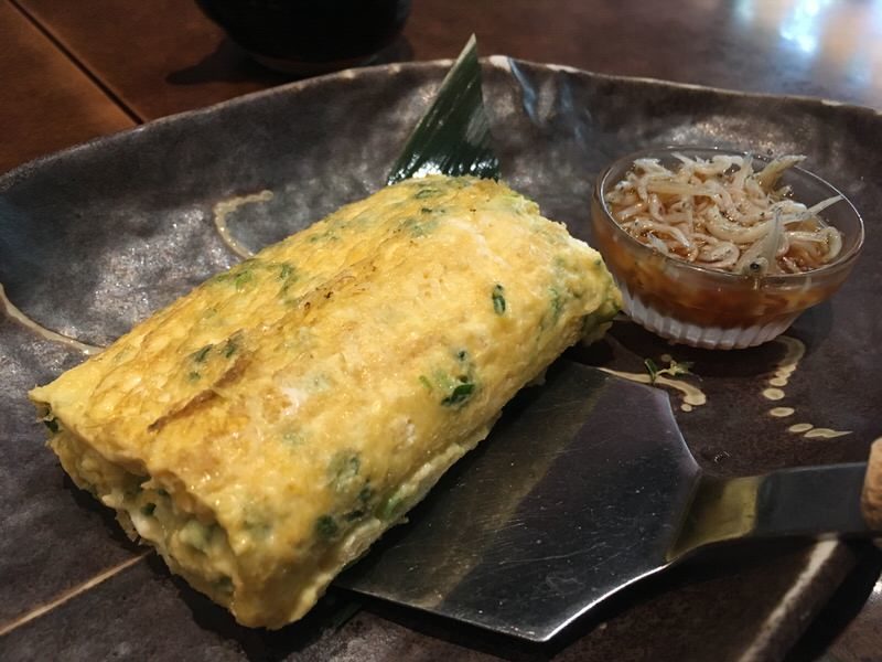 鉄板だし巻き玉子「カラカラ」しらす卸し添え 6ドル (通常9ドル)