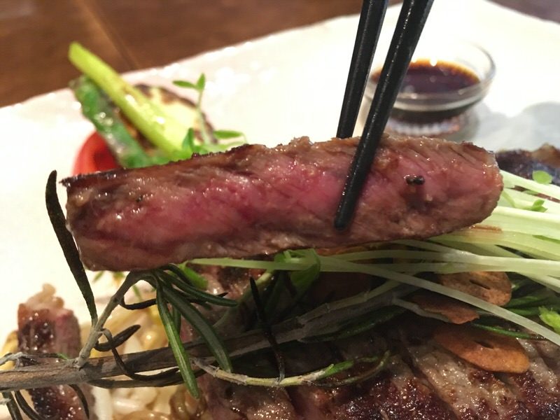 ミディアムウェルに焼き上げてもらったリブアイステーキ