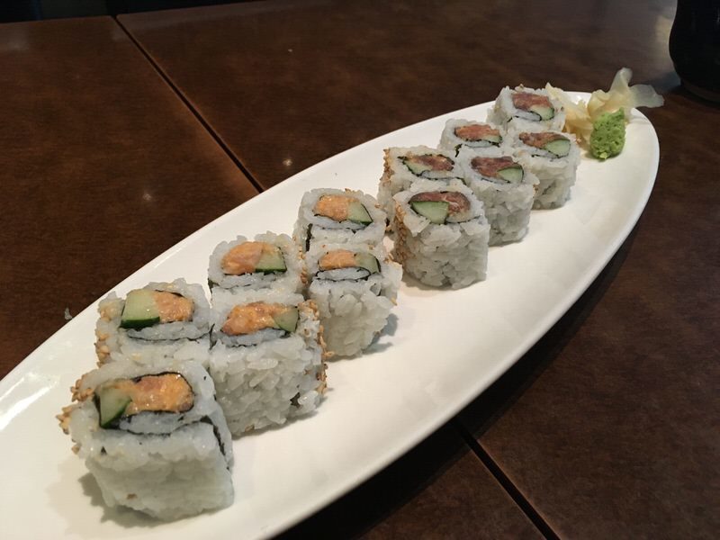 スパイシーツナロールとスパイシーハマチロール 各5ドル (通常各9ドル)