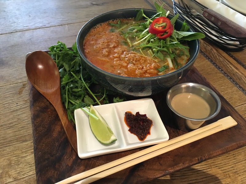 シンサトポークとオーガニック水菜のオーガニック・タヒニ坦坦フォー 14.5ドル