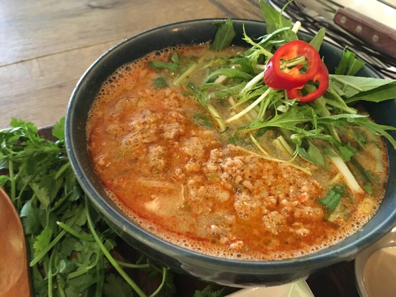 シンサトポークとオーガニック水菜のオーガニック・タヒニ坦坦フォー 14.5ドル