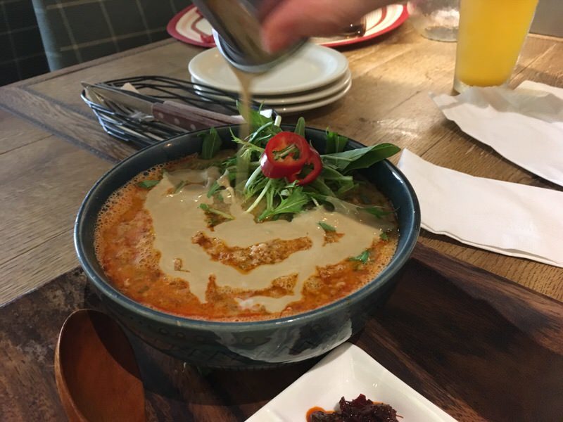 付属のピーナッツソースをかけた坦坦フォー