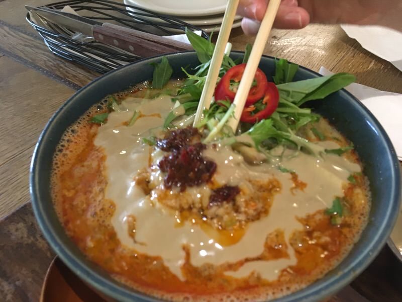 付属の辛味も全部入れた坦坦フォー